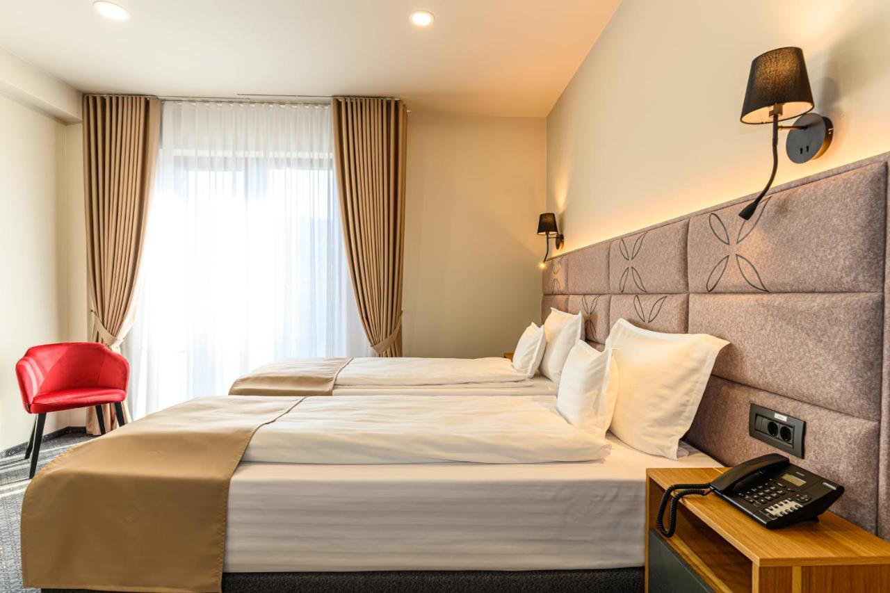 Hotel Dukat Гура-Гуморулуй Экстерьер фото