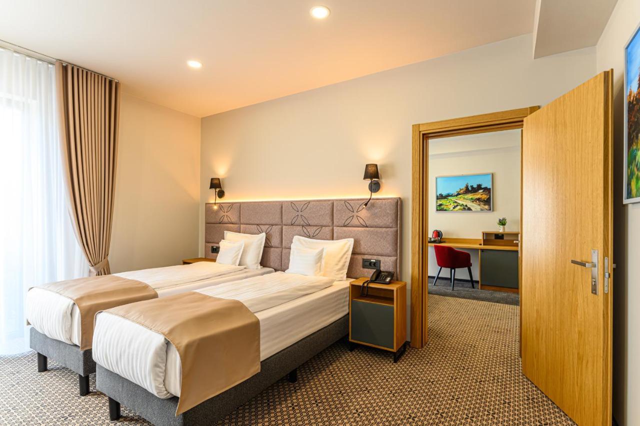 Hotel Dukat Гура-Гуморулуй Экстерьер фото