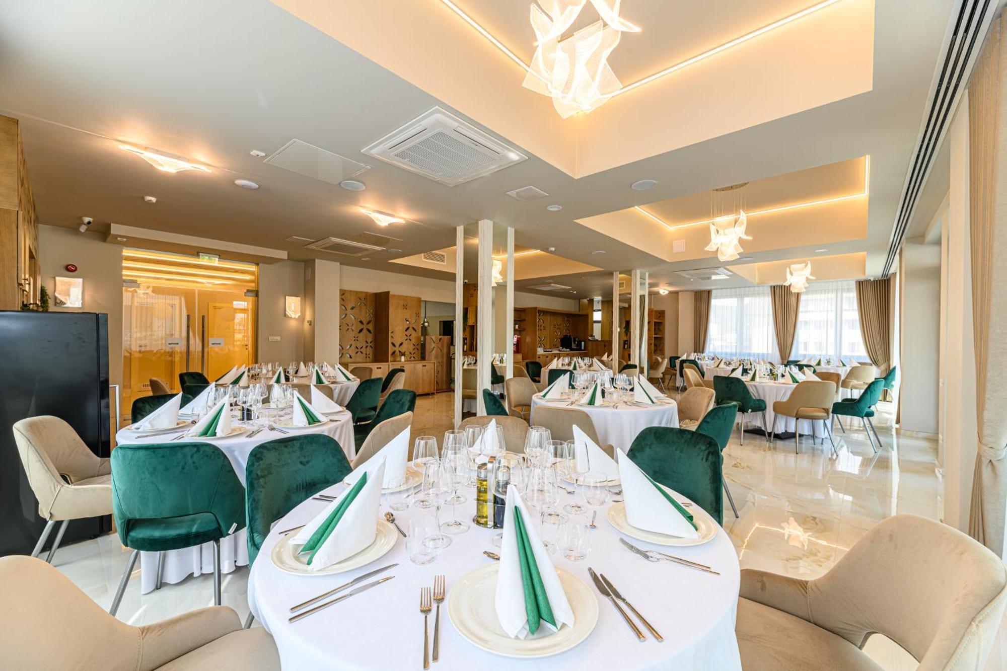 Hotel Dukat Гура-Гуморулуй Экстерьер фото